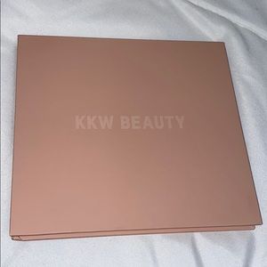 KKW Beauty contour and highlight kit